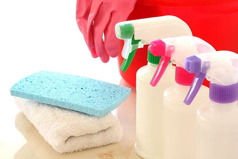 掃除用のバケツやスプレー、雑巾やスポンジ